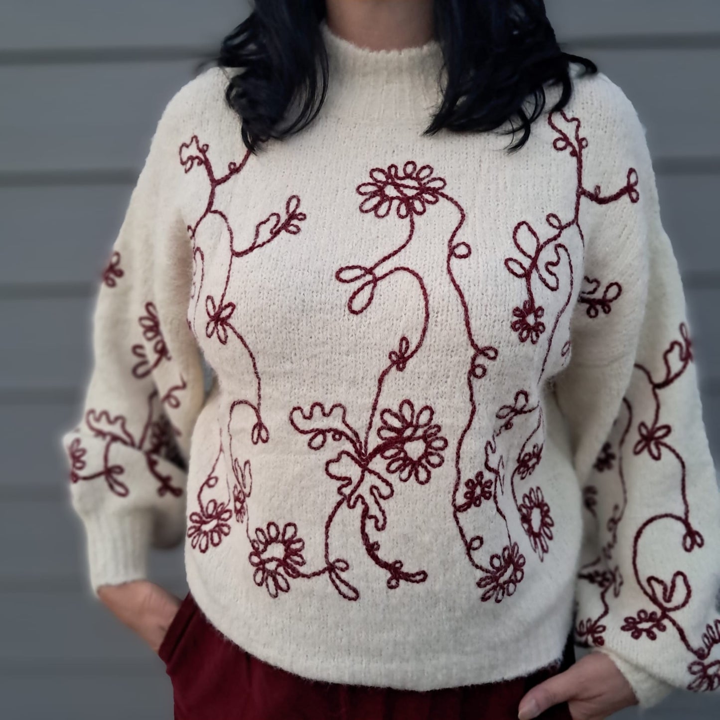 Zachte pull met bloemborduursel in bordeaux TU