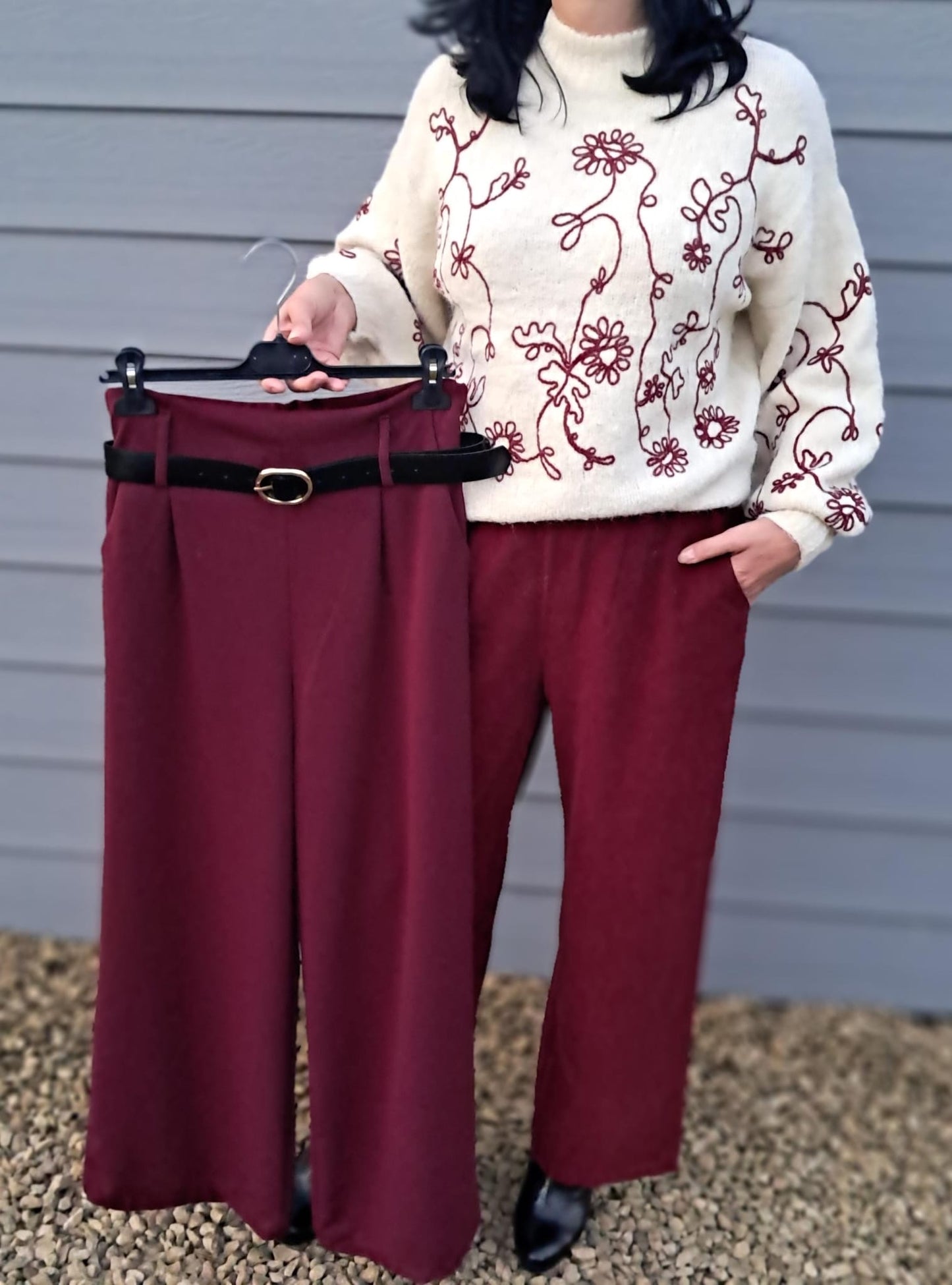 Zachte pull met bloemborduursel in bordeaux TU