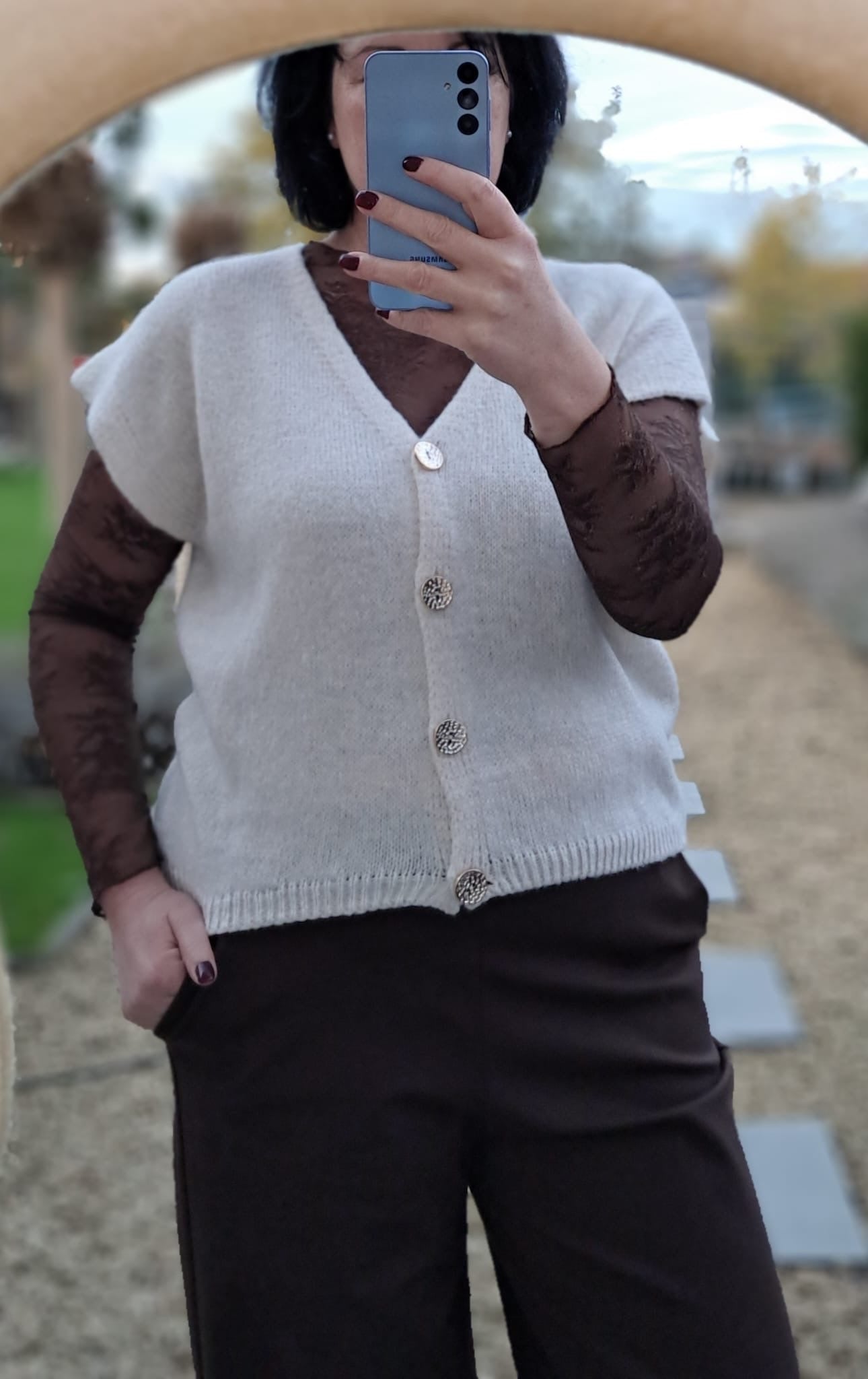 Grofgebreide, elegante mouwloze gilet met mooie sierknopen, in kaki of gebroken wit ( TU 36-44)