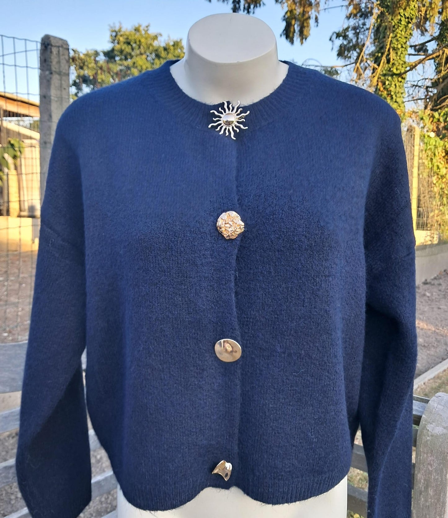 Donkerblauwe gilet/pull met detailknopen in goud TU