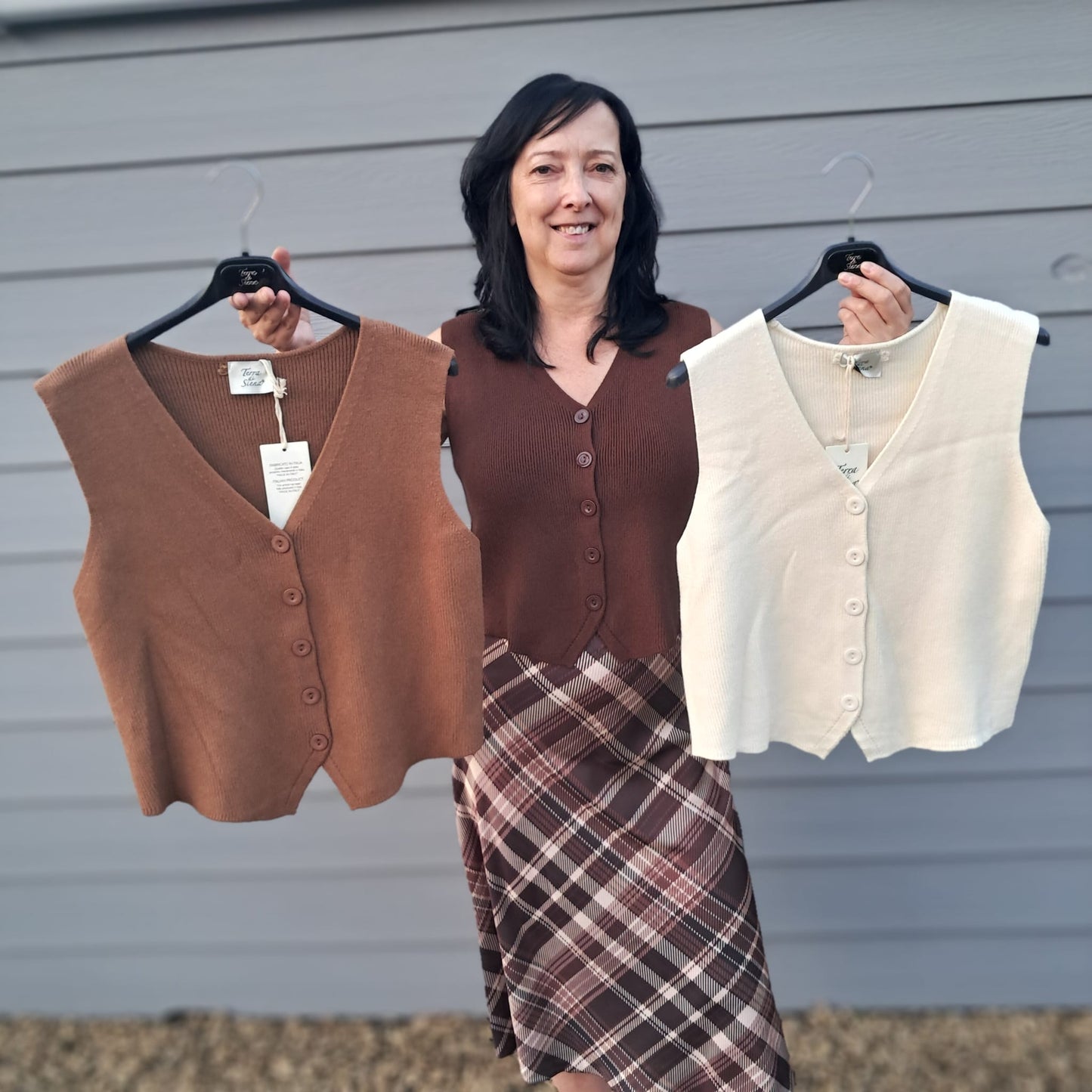 Mouwloze top in 4 kleuren met v-hals en 4 knopen