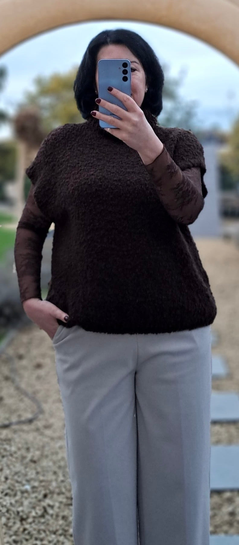 Warme, stijlvolle mouwloze coltrui in bouclé, in donkerbruin of beige (TU maar valt ruim, 36-44 )