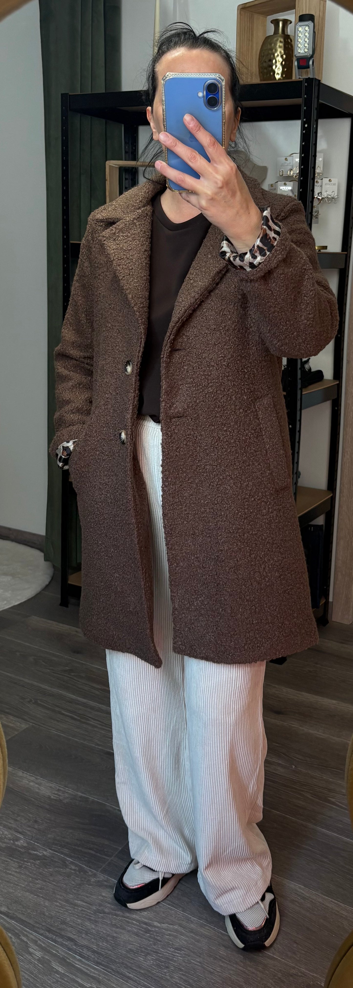 Mantel in donkerbruin met 2 knopen, gevoerd in tijgerprint