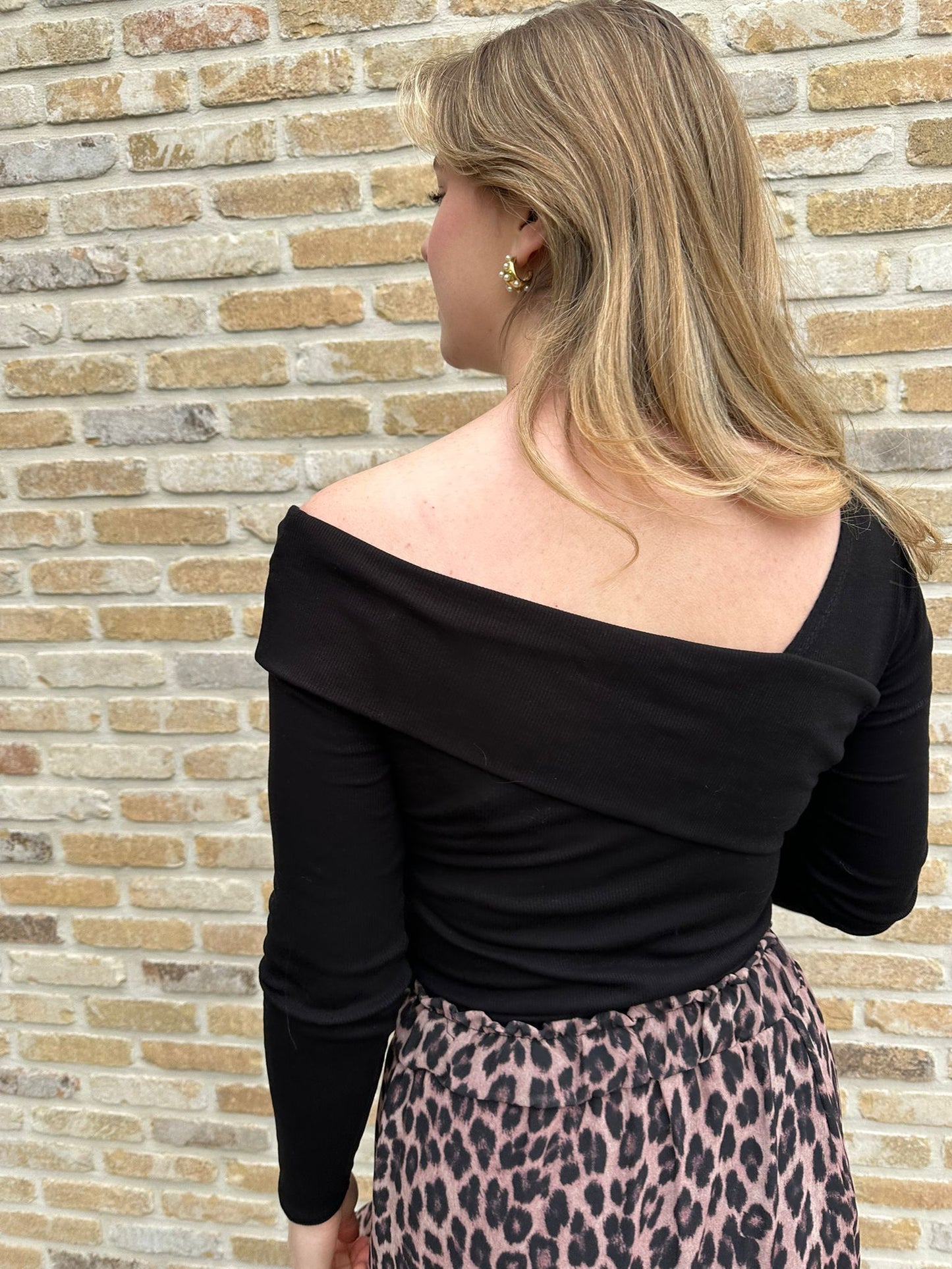 Zwarte top lange mouw, asymmetrische hals