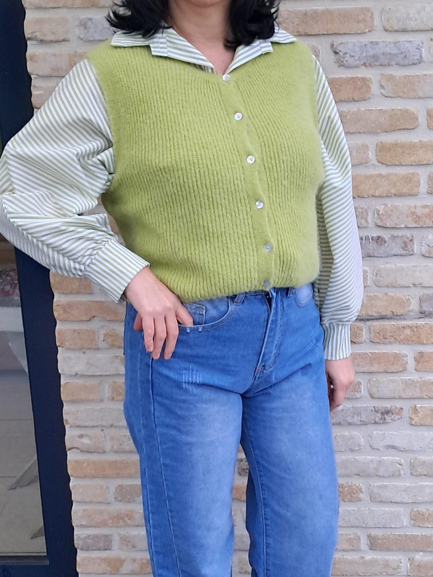 debardeur met knoopjes en hoge sluiting Mona. Terra de Siena