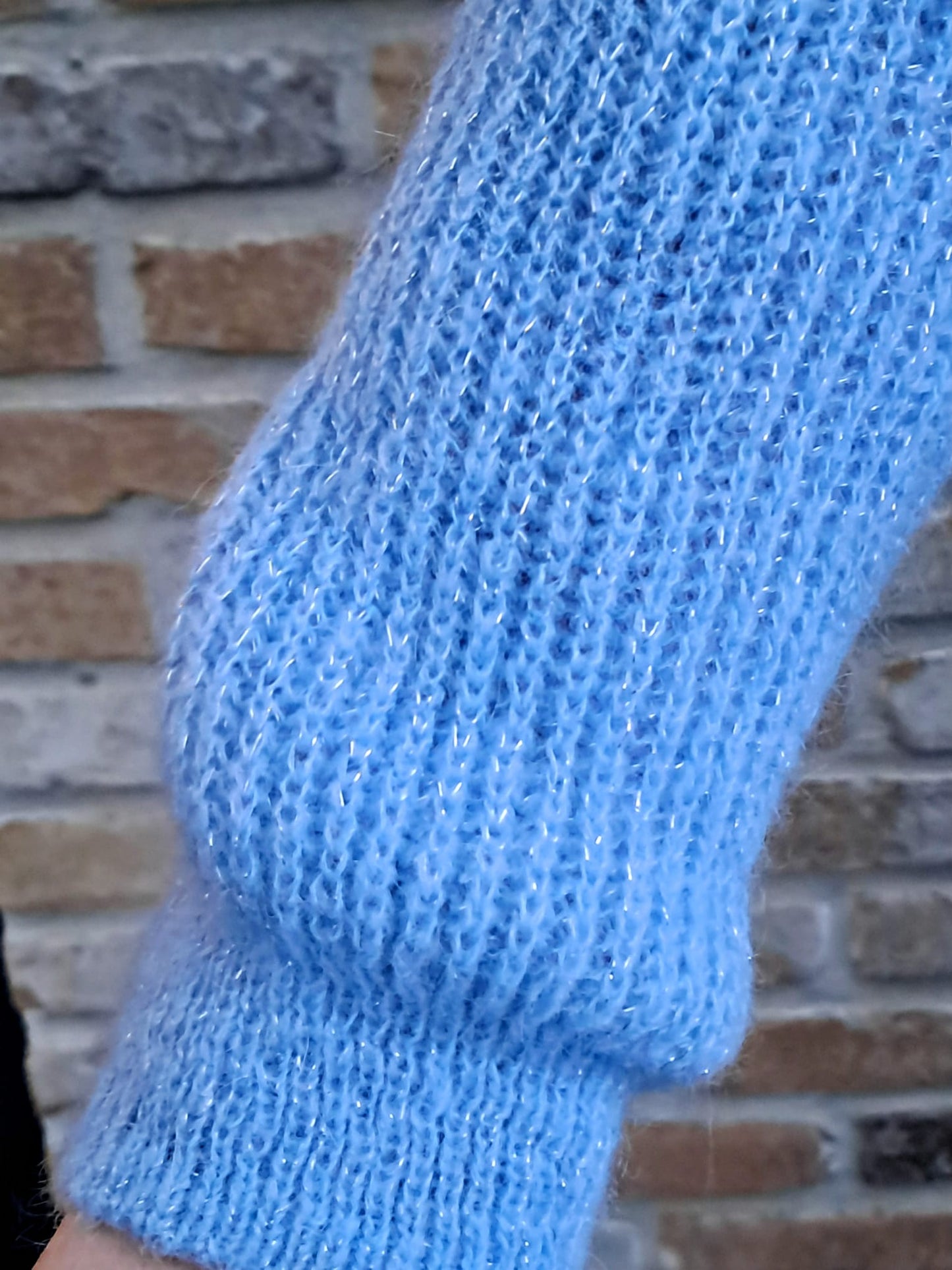 zachte pull met lichte glitter in blauw. Terra di Siena