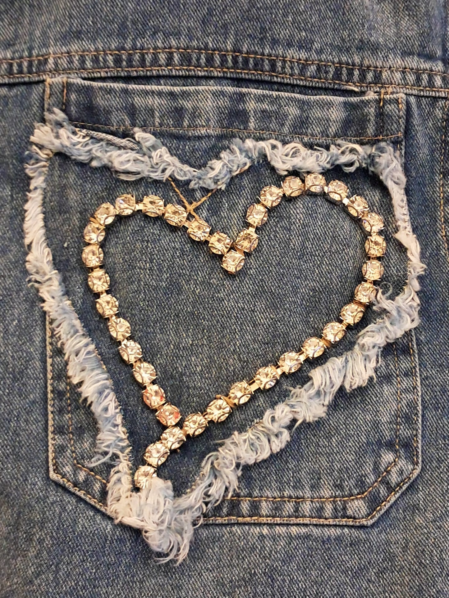 Jeanshemd met hartje en strass-steentjes