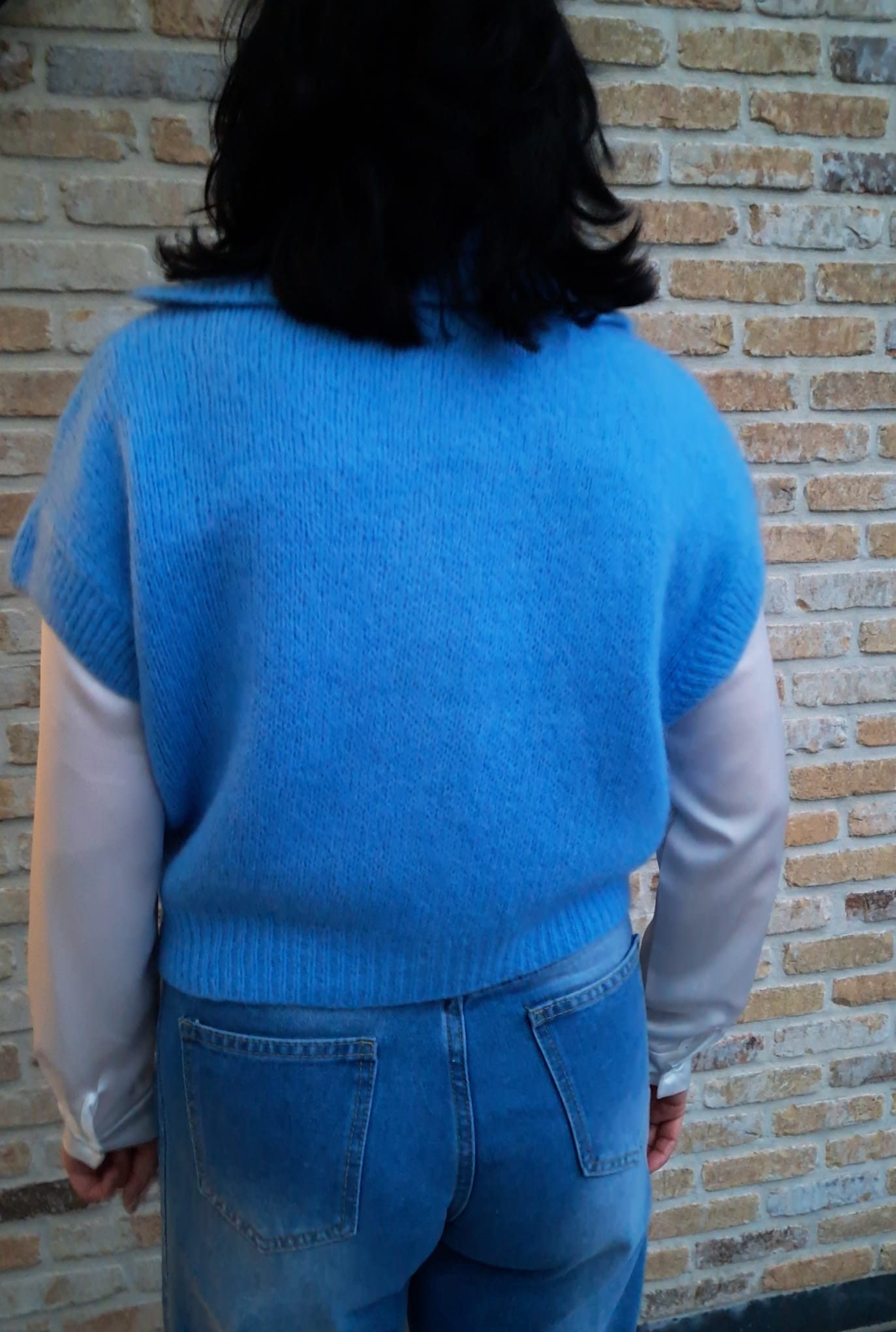 mooie debardeur met knopen en kraagje in blauw Terra de Siena