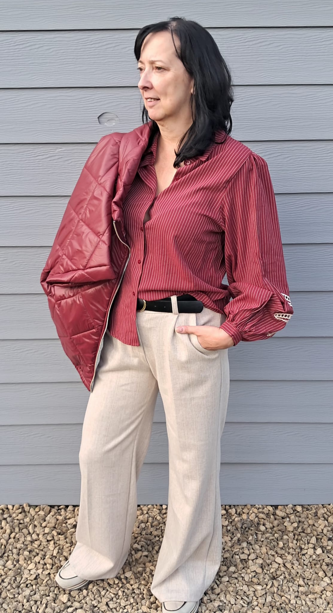 Mooie blouse met strepen en decoratief bloemmotief op de mouw.