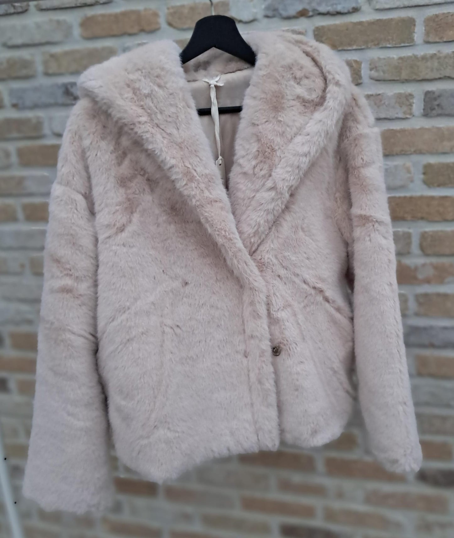 Kort jasje in imitatie-bont (met capuchon)