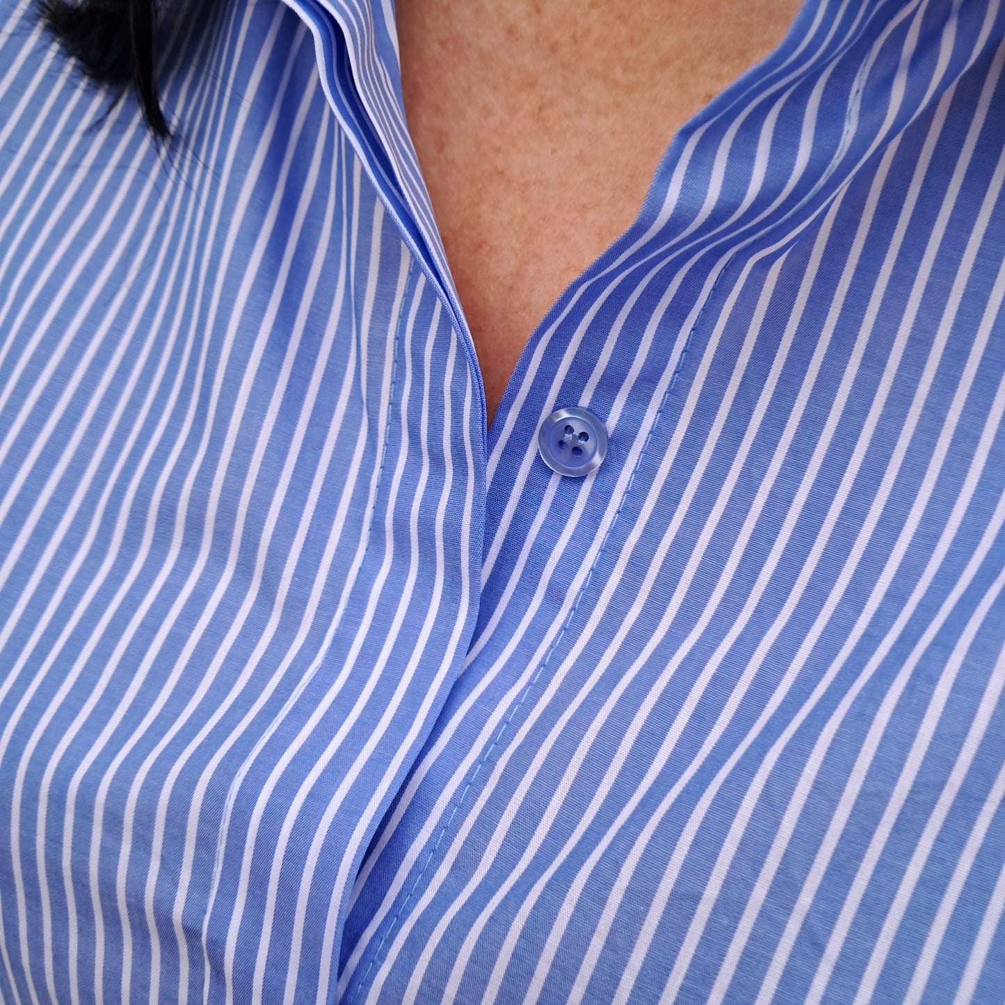 Lichtblauwe blouse met verticale, witte strepen en verborgen knopenrij, TU