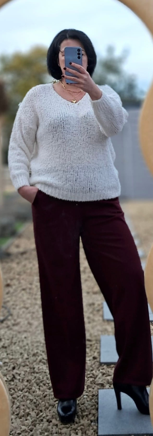 Warme, stijlvolle pull met v-hals in bouclé, in wijnrood of gebroken wit ( TU maar valt breed, 36-44 )