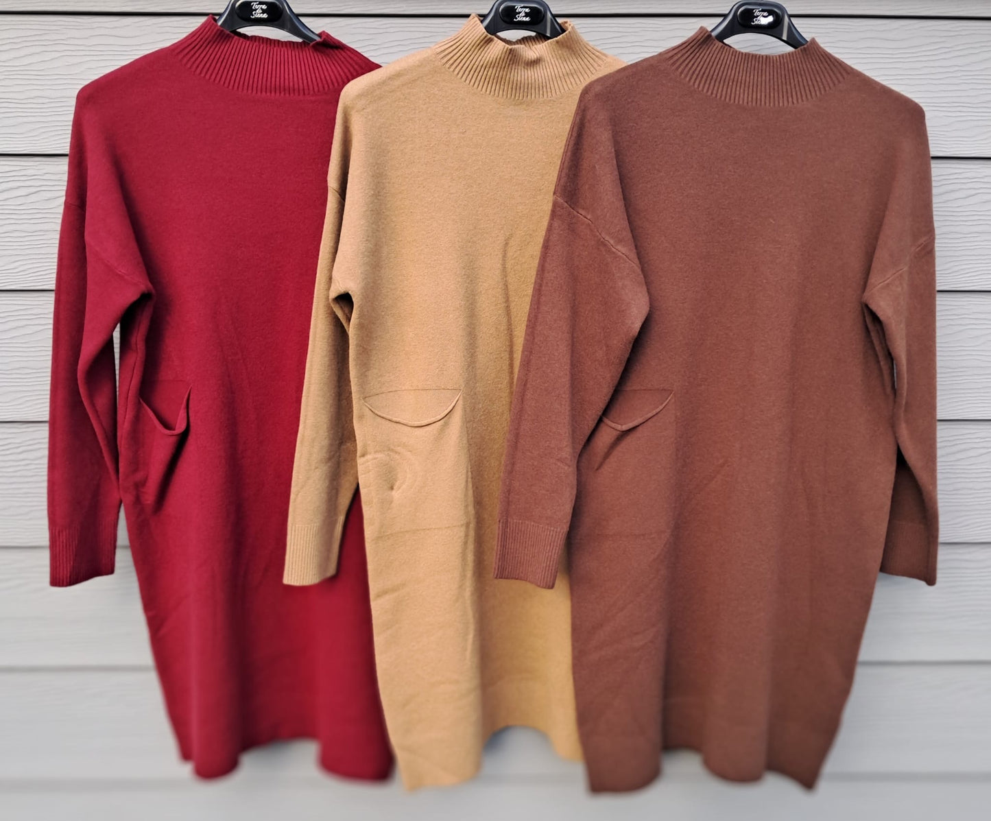 Elegant tricot kleedje in 3 kleuren met decoratief zakje aan de zijkant TU