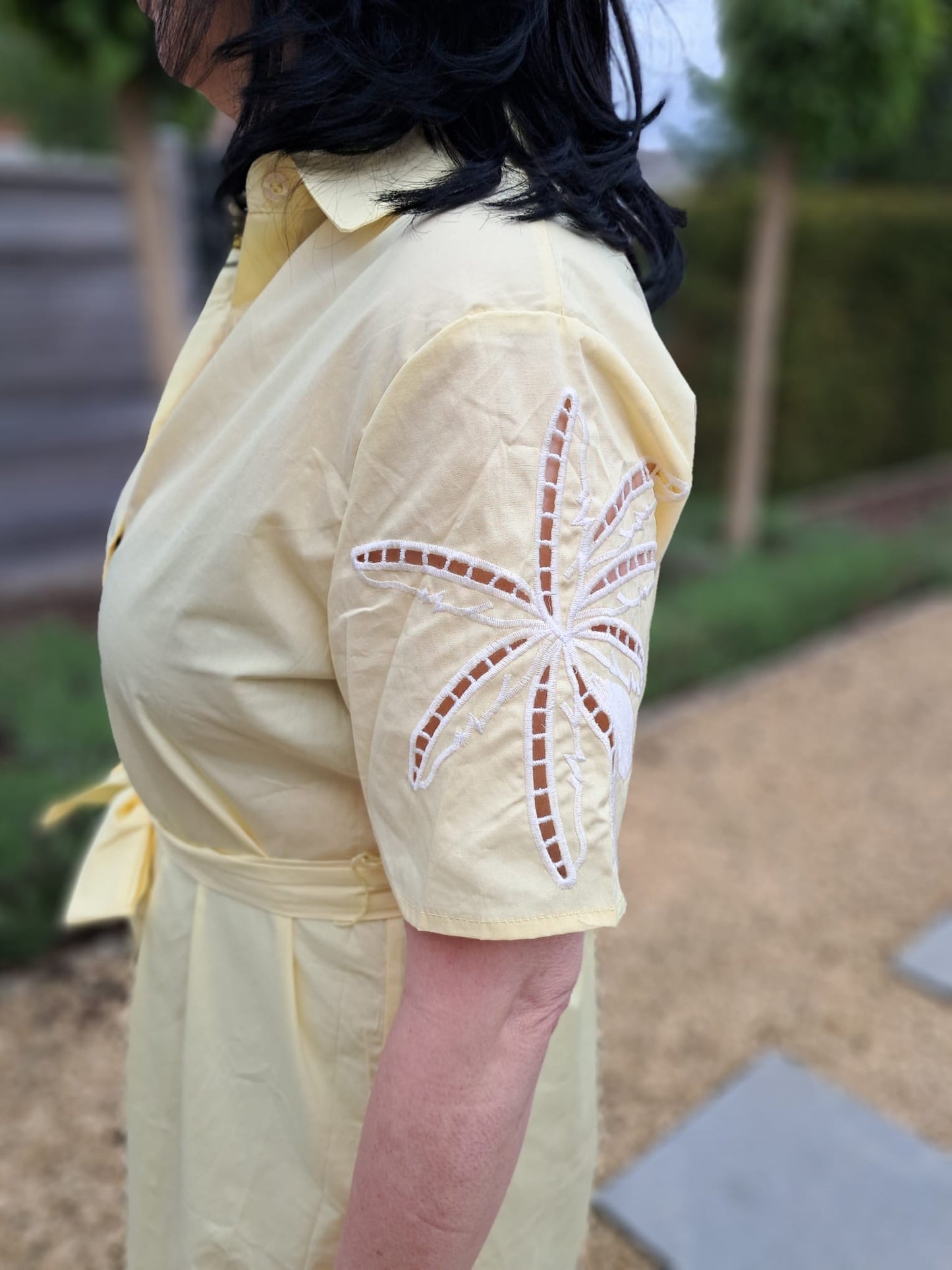 Geel, lang hemdjurk met mooie fantasie op mouw en lint in taille