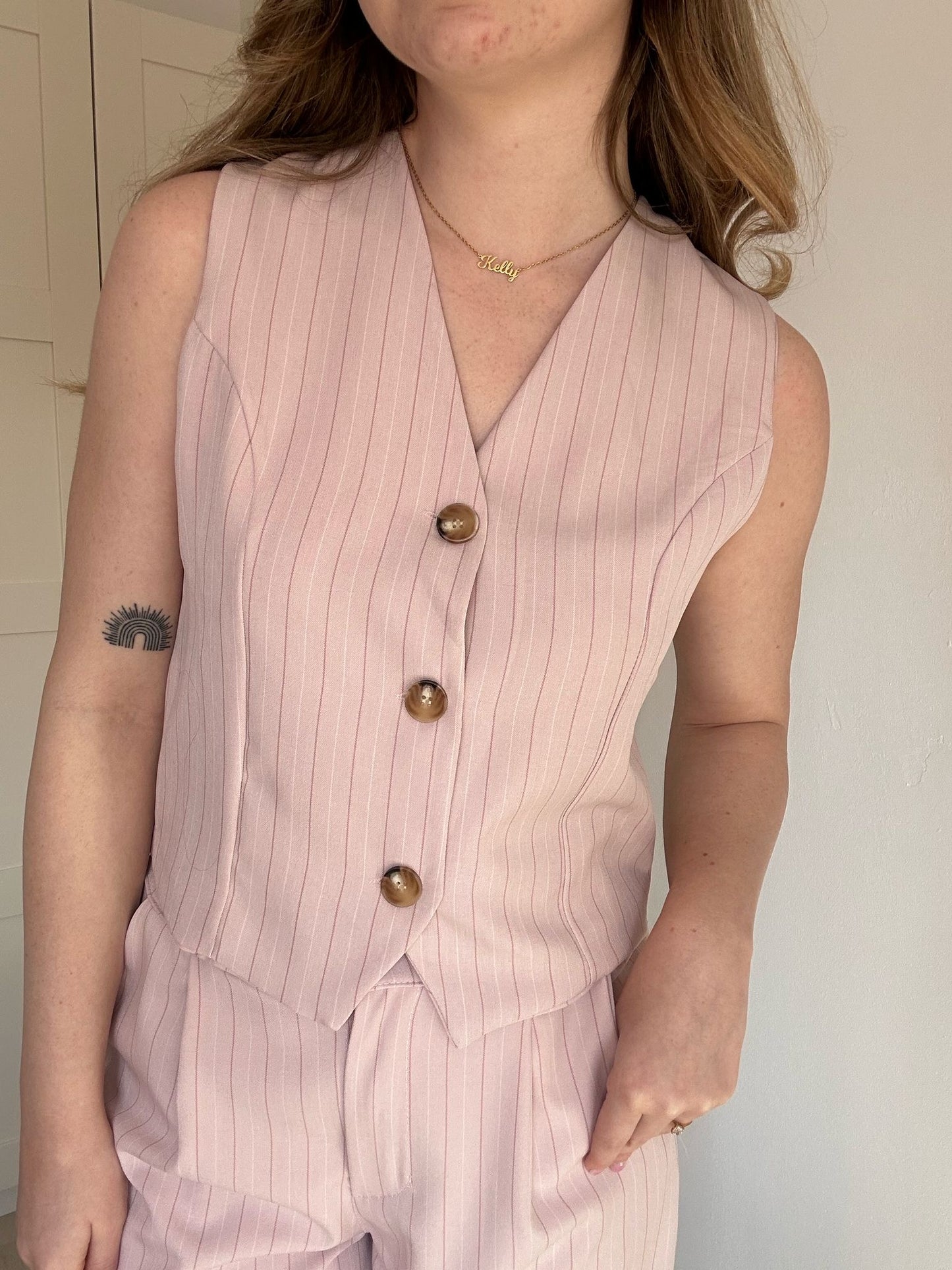 Mooi ensemble, geklede broek en ondervest met knopen, in blauw-roze-beige TdS