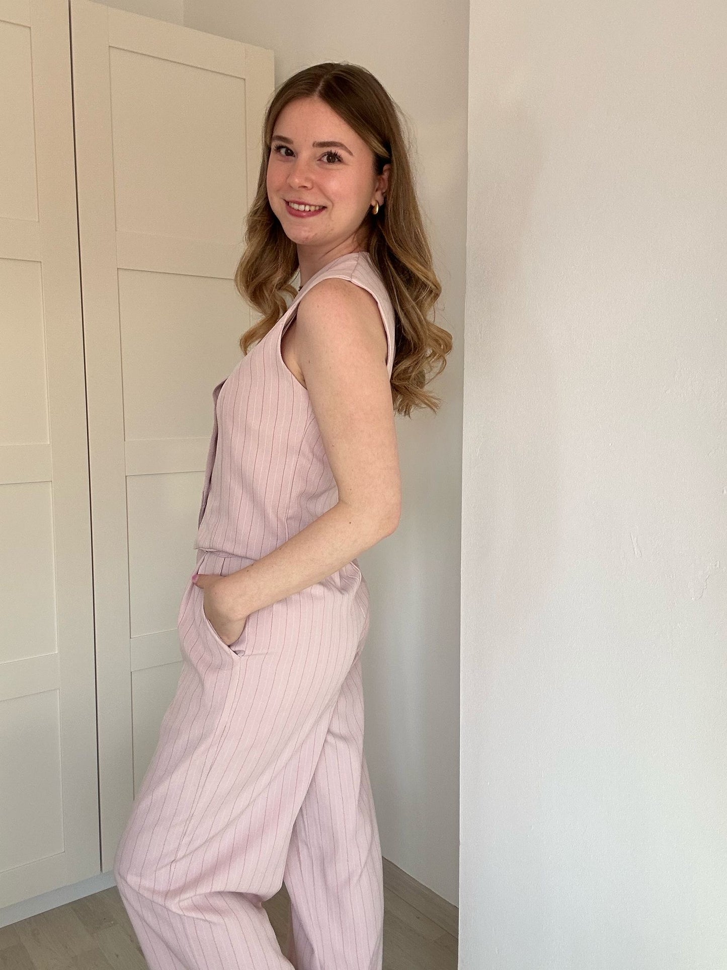 Mooi ensemble, geklede broek en ondervest met knopen, in blauw-roze-beige TdS