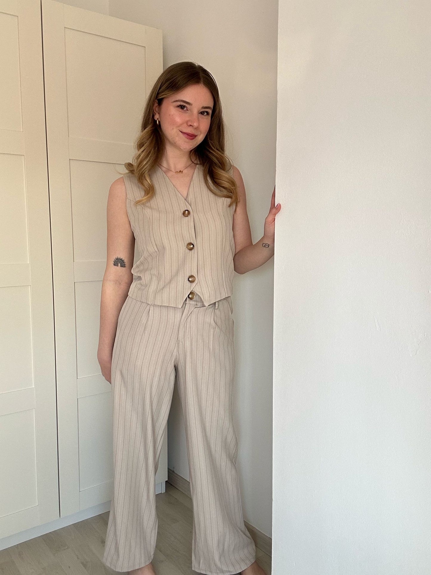 Mooi ensemble, geklede broek en ondervest met knopen, in blauw-roze-beige TdS