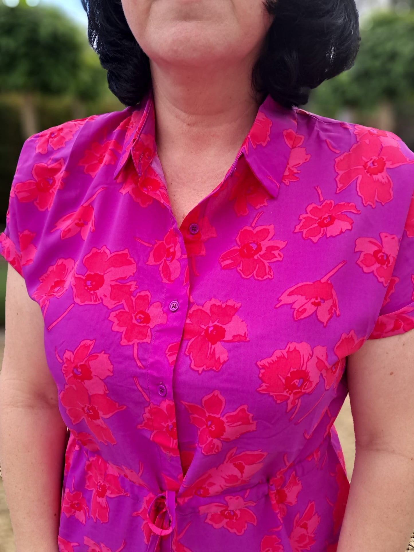 Kleurrijk zomers kleedje in fel fuchsia en rood, knoopjes vooraan en treklint in taille