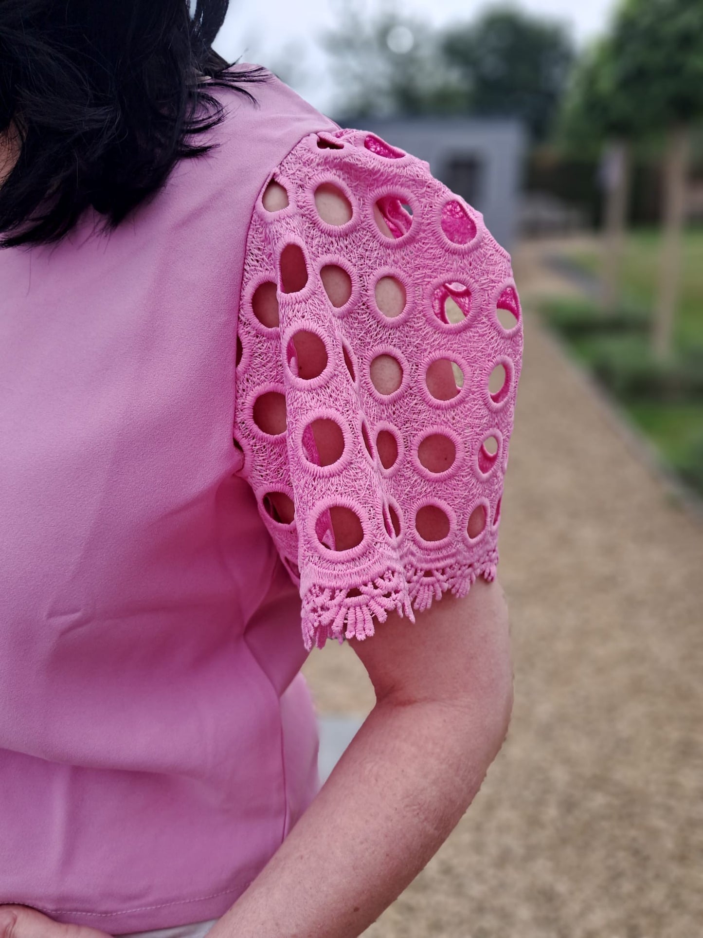 Stijlvolle en vrouwelijke top in roze met bijzondere pofmouwdetails