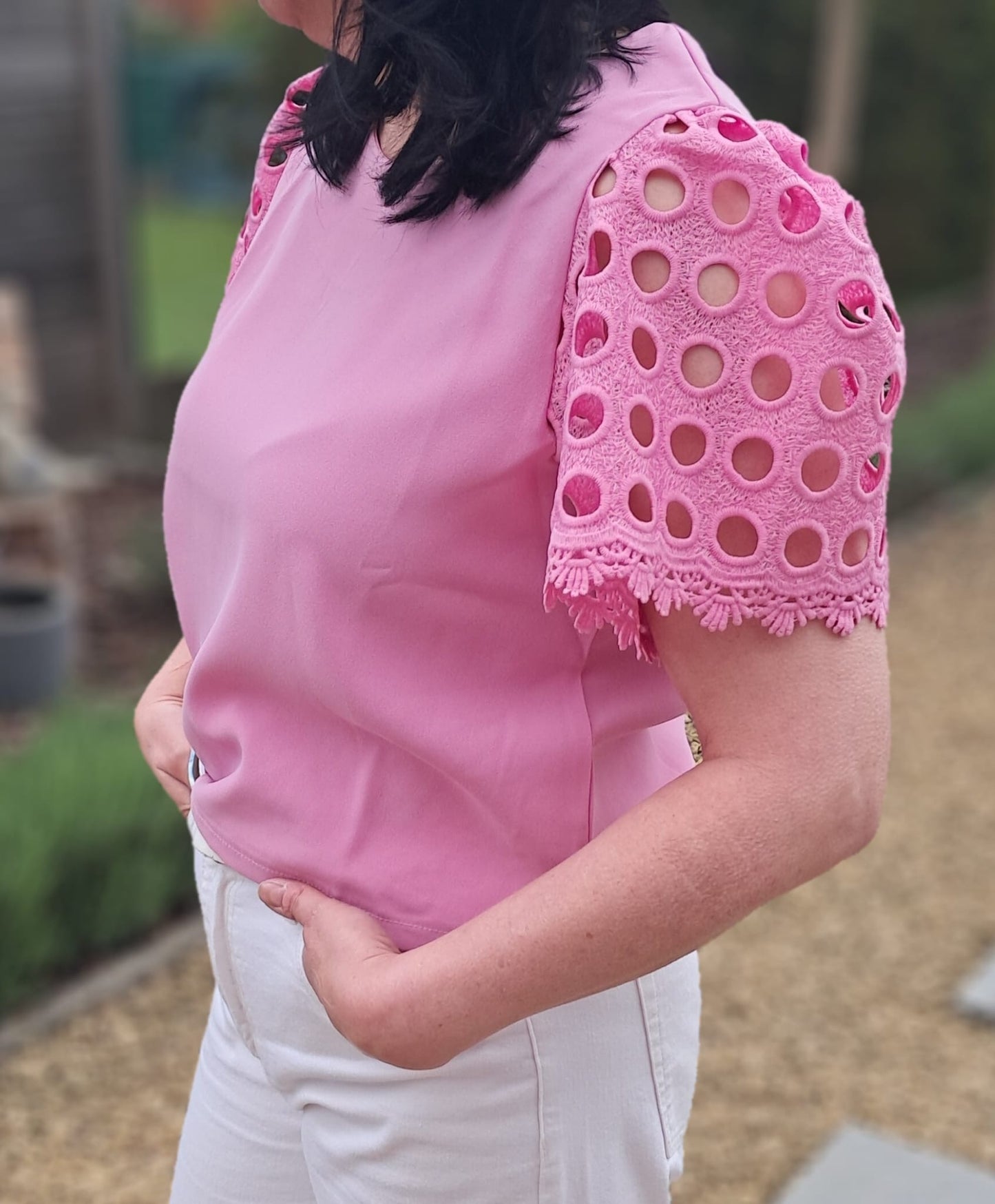Stijlvolle en vrouwelijke top in roze met bijzondere pofmouwdetails