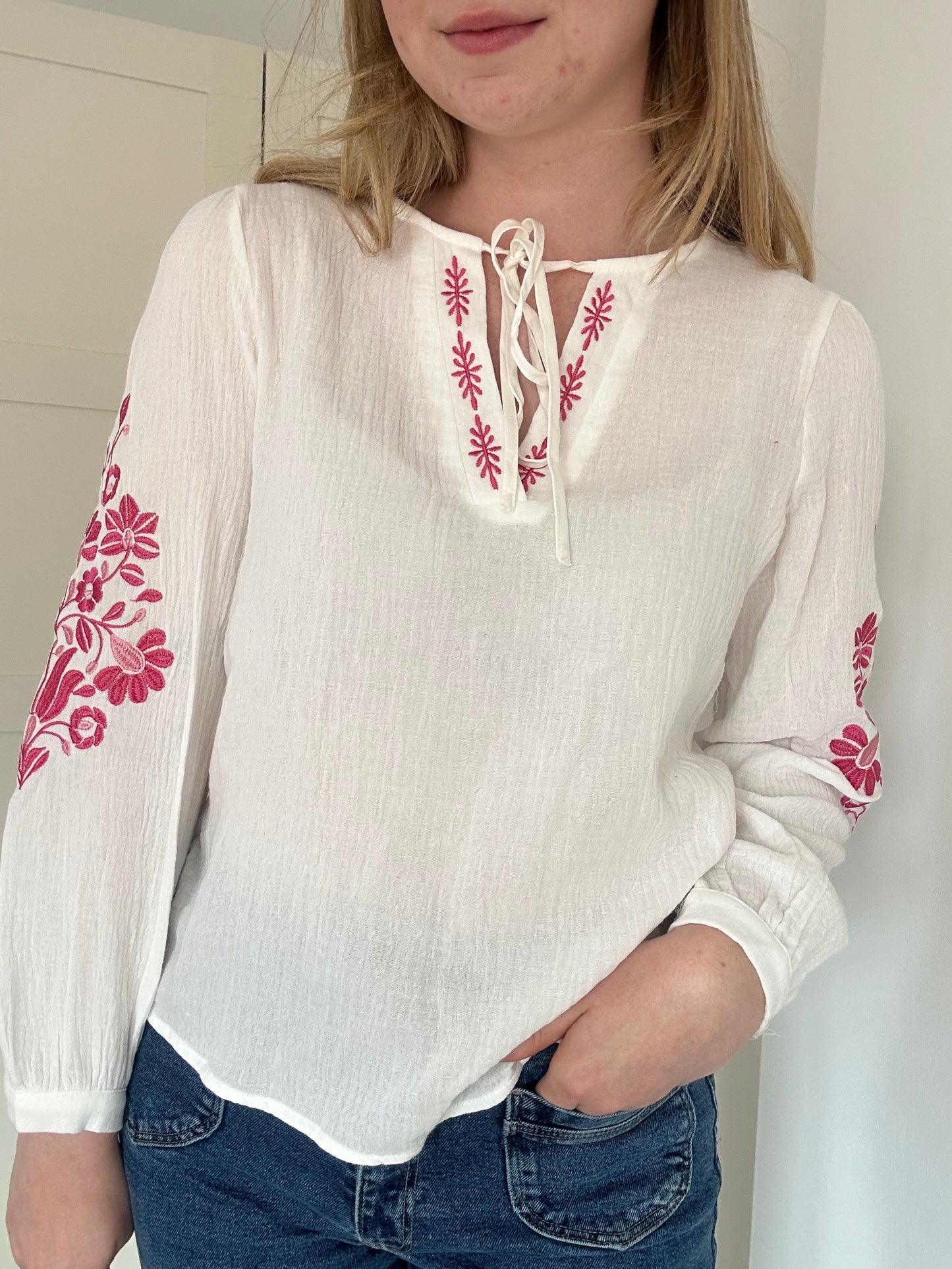 Luchtige, witte bloes met bloemmotief op mouw