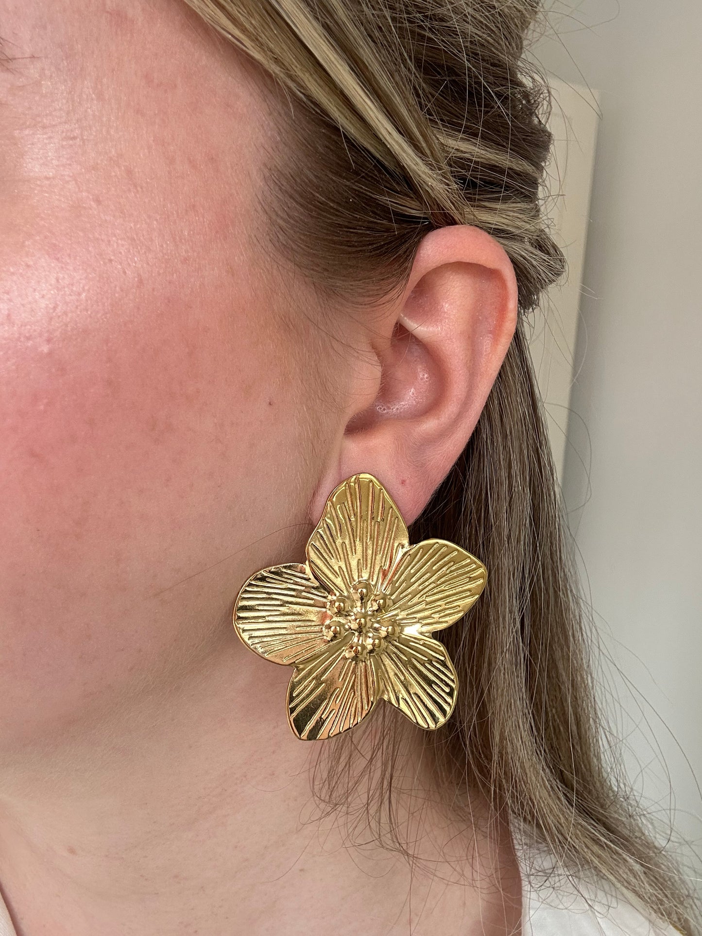 Oorbellen grote, gouden bloem
