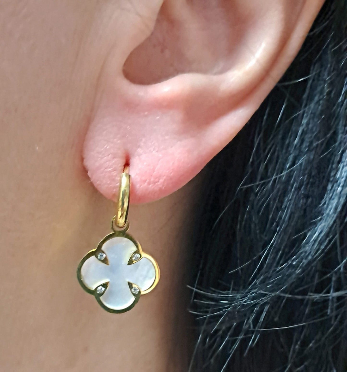 oorbellen met bloemmotief in parelmoer