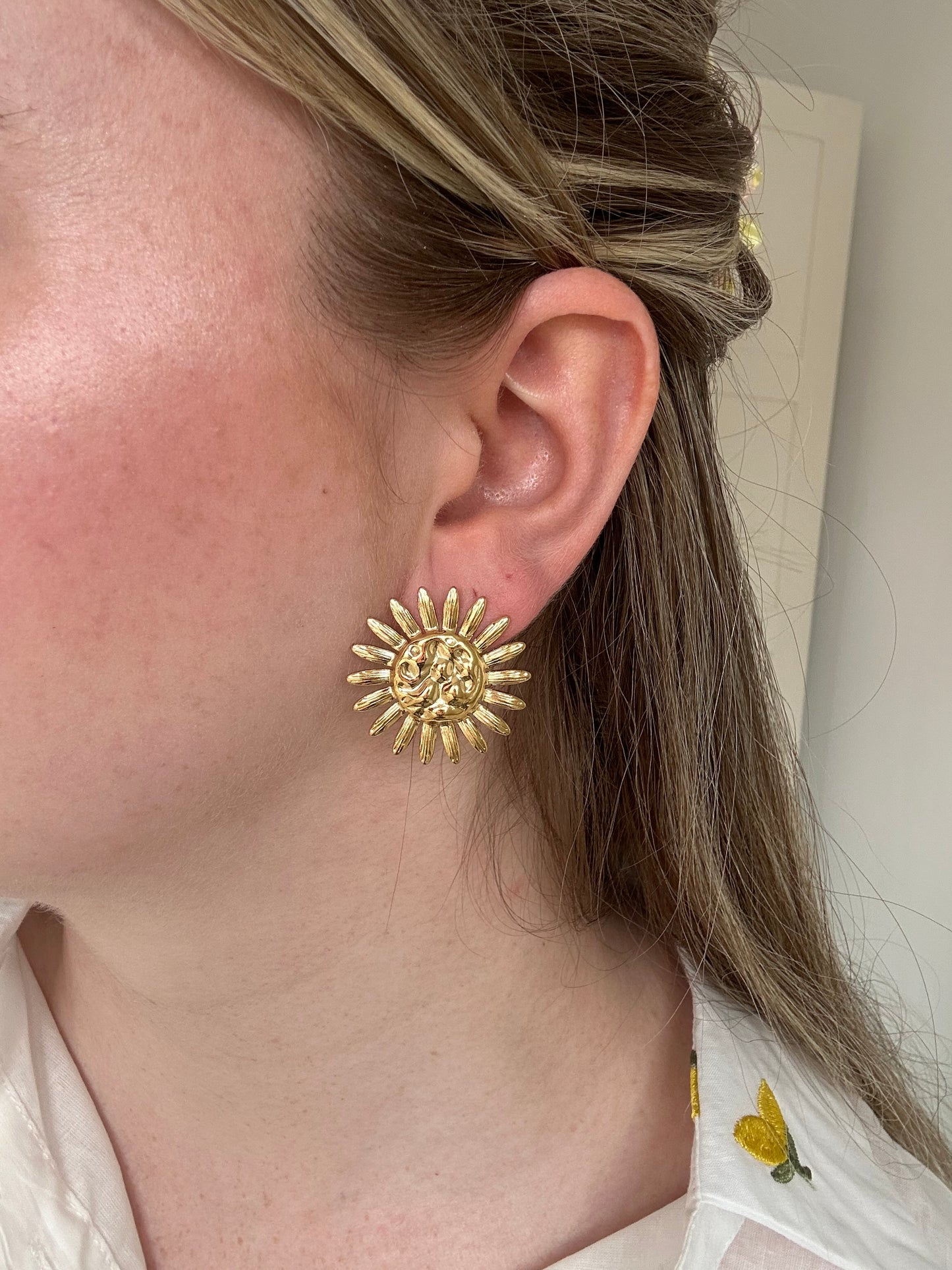 Oorbellen gouden bloem met fijne blaadjes