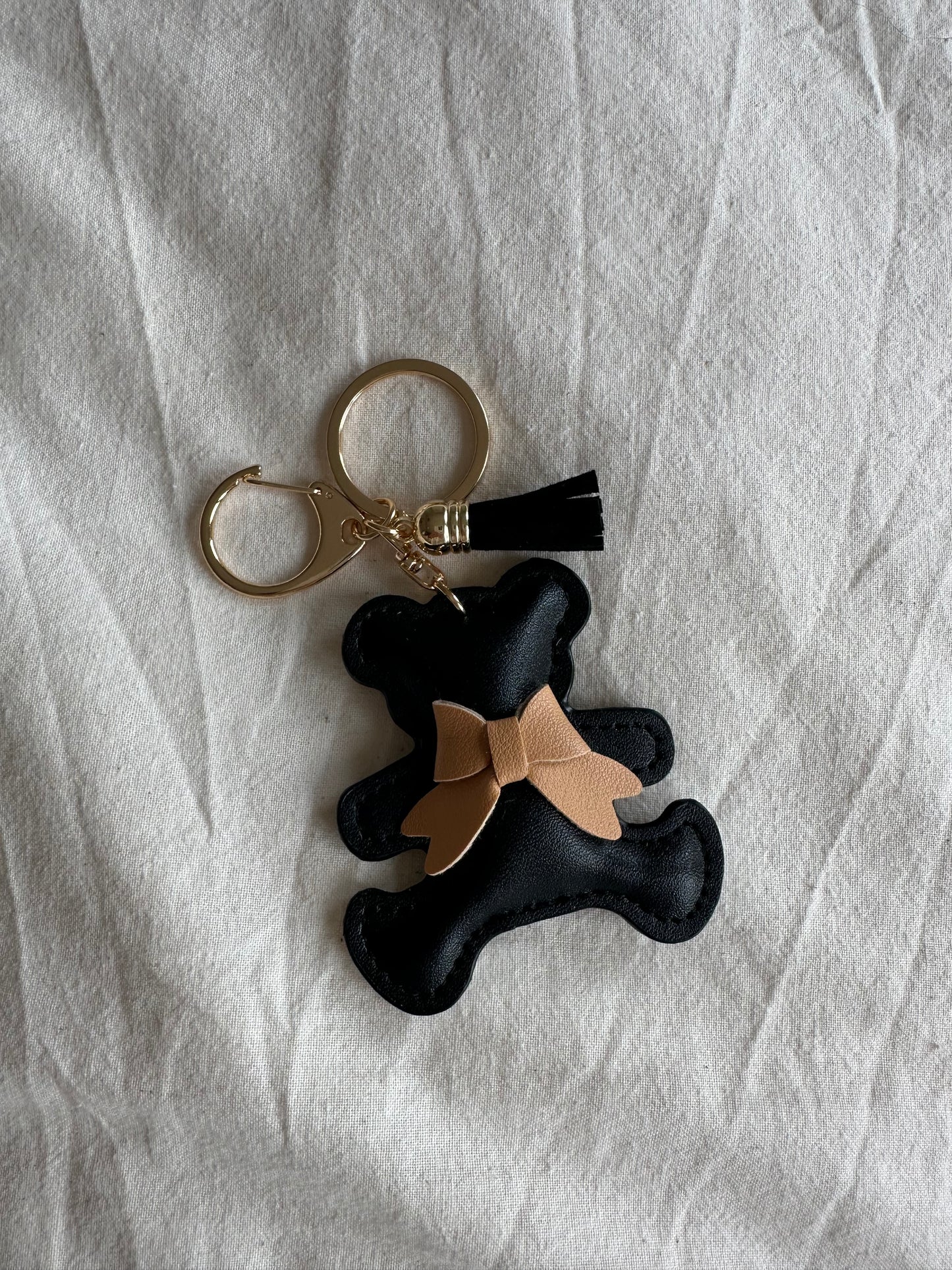 Sleutelhanger zwart beertje met bruine strik