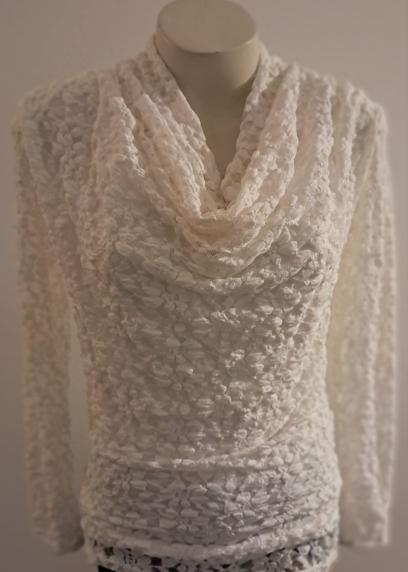 Cremekleurige top met lange mouwen en gedrapeerde halslijn TU