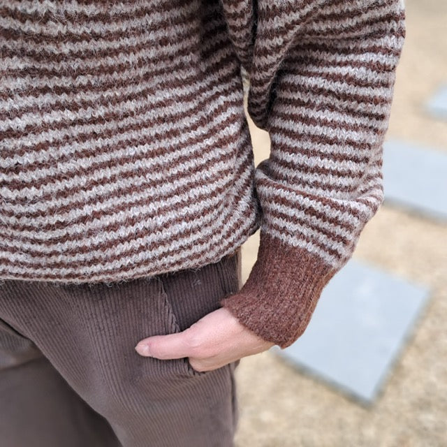 Zachte, warme pull met strepen en mooi accent op de schouder in pailletten, 2 kleuren