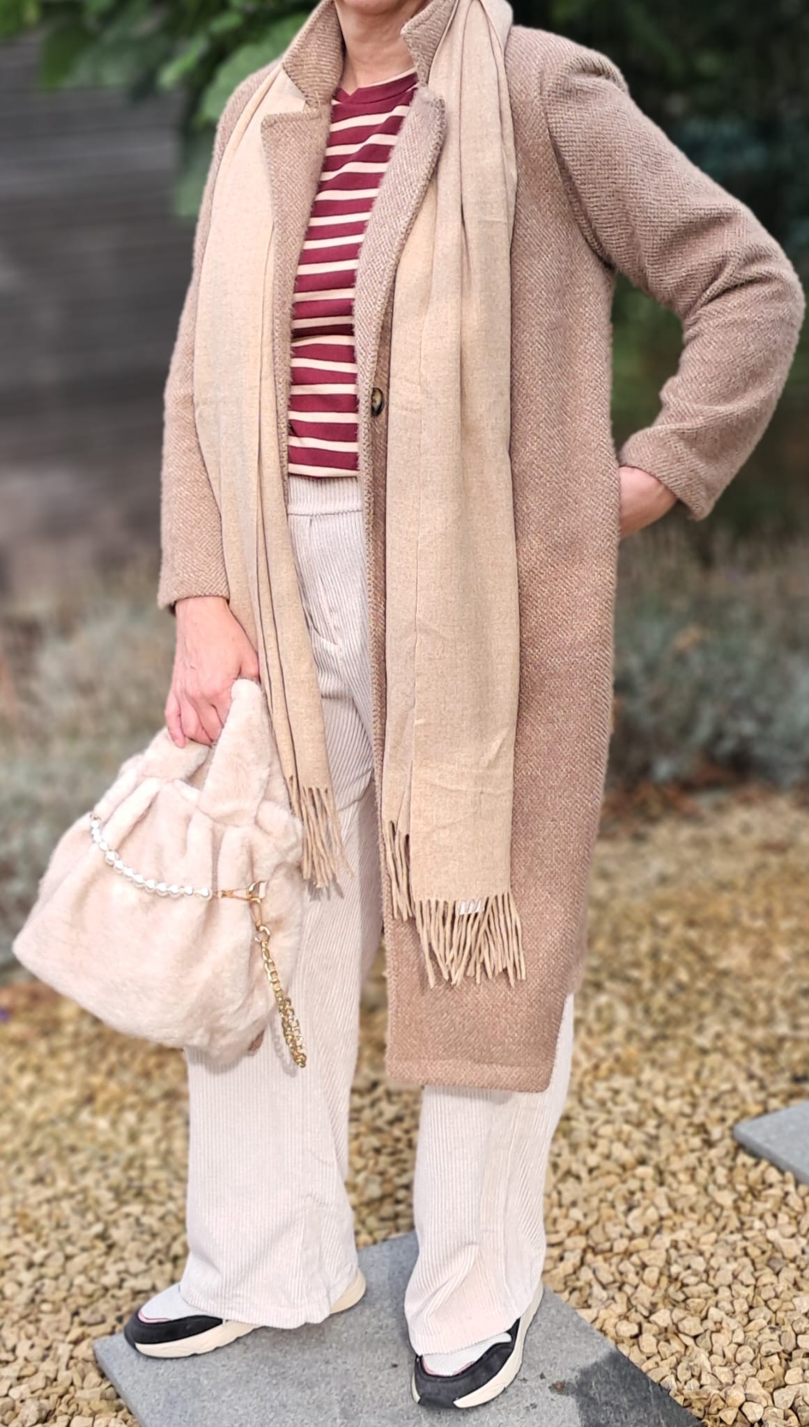 Zachte, losvallende mantel met 1 knoop, niet gevoerd (in taupe)