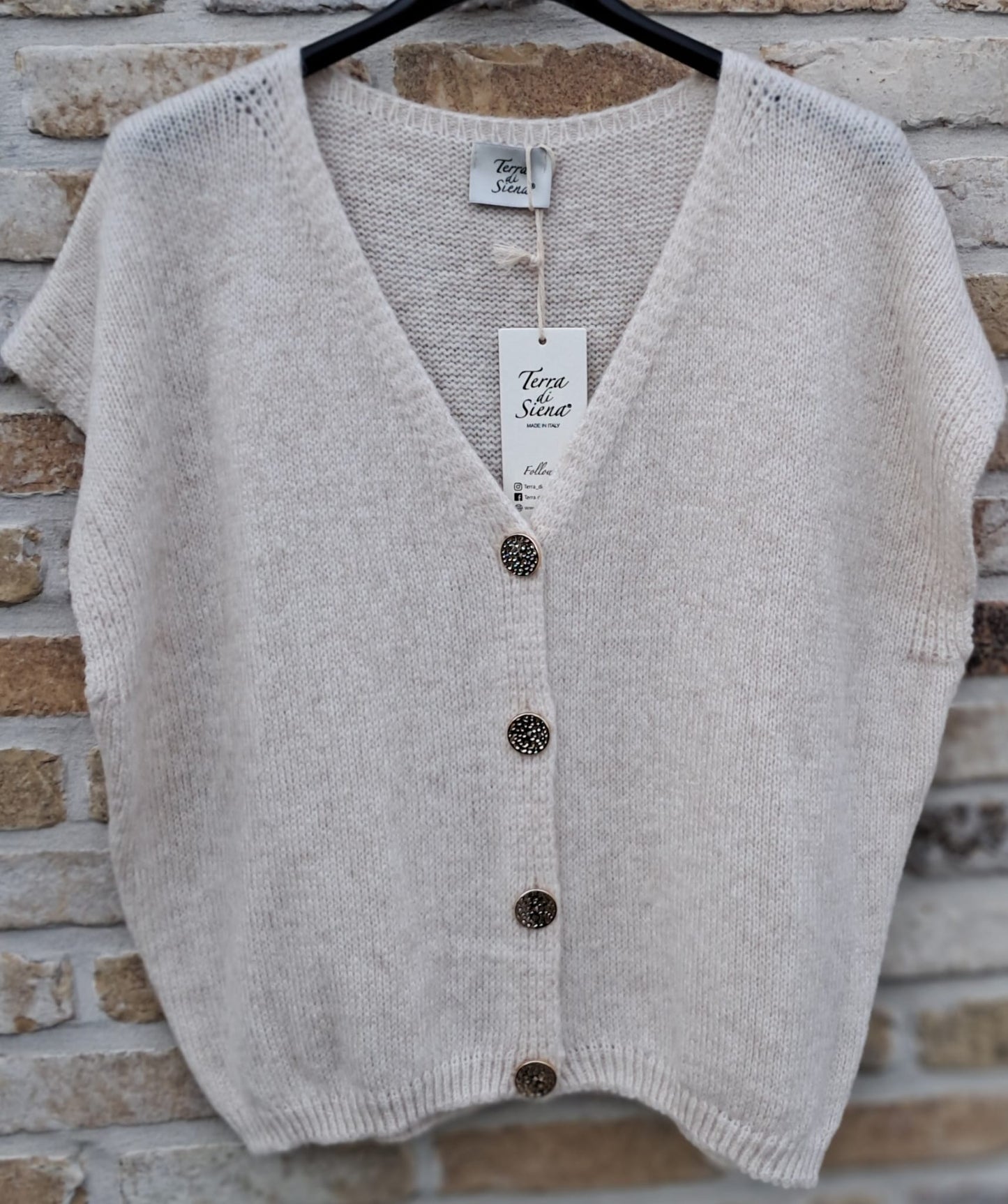 Grofgebreide, elegante mouwloze gilet met mooie sierknopen, in kaki of gebroken wit ( TU  36-44)