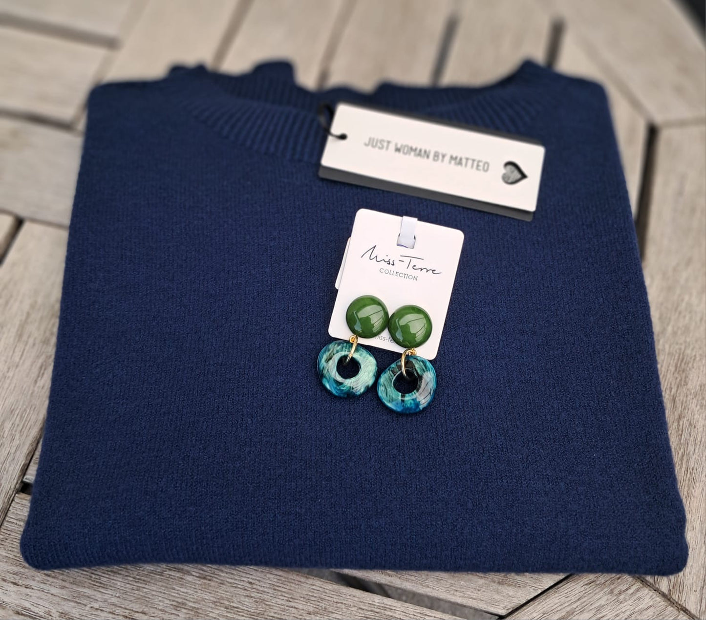 Oorbellen met blauw-, groen- en wittinten