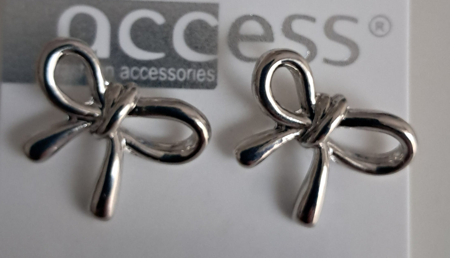 Zilveren oorbellen in strikvorm