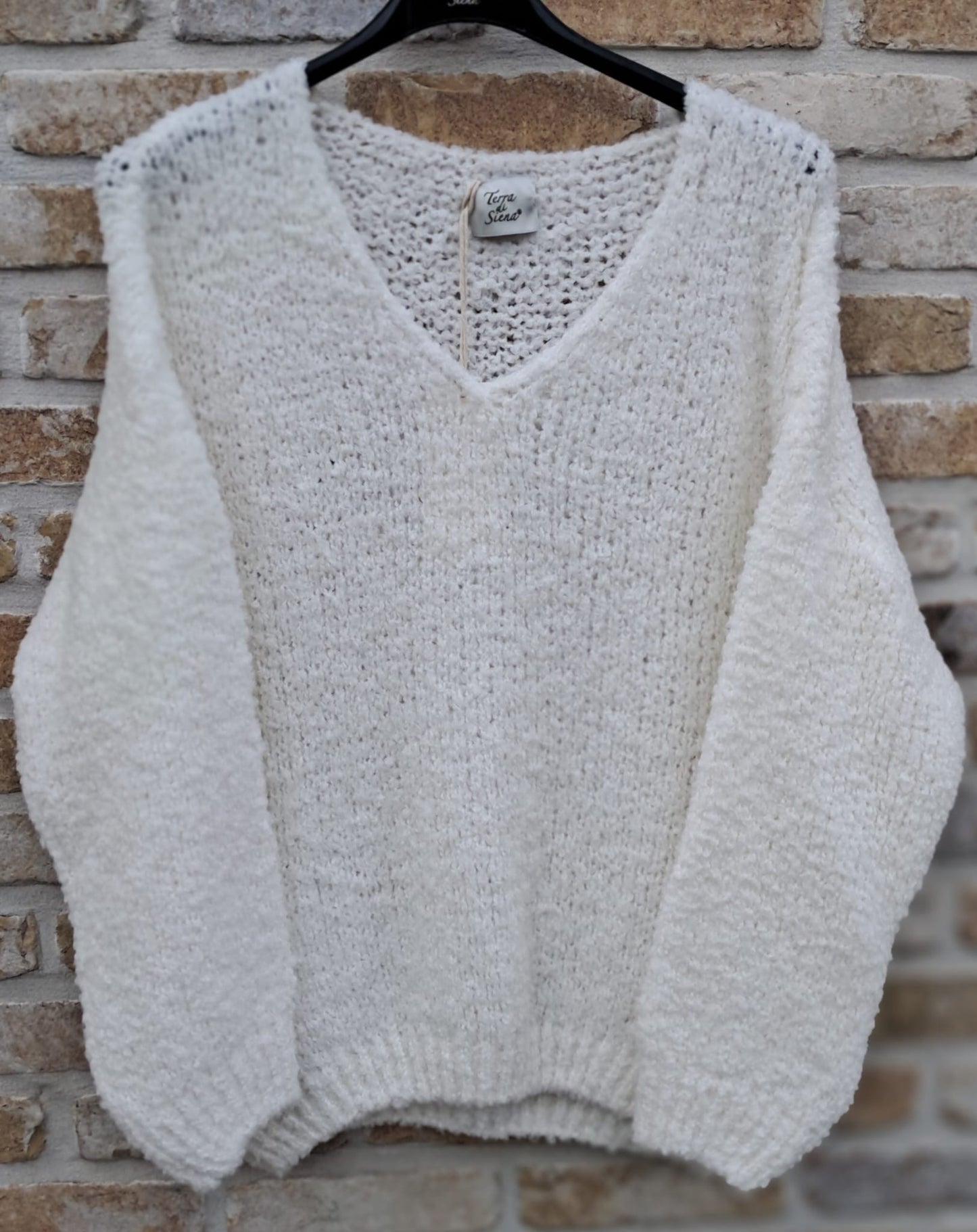 Warme, stijlvolle pull met v-hals in bouclé, in wijnrood of gebroken wit ( TU maar valt breed, 36-44 )