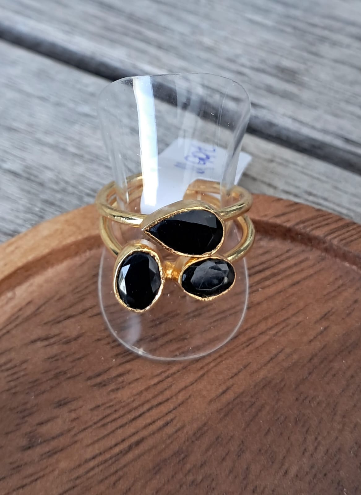 Verstelbare ring in goudkleur met 3 zwarte steentjes in verschillende vormen