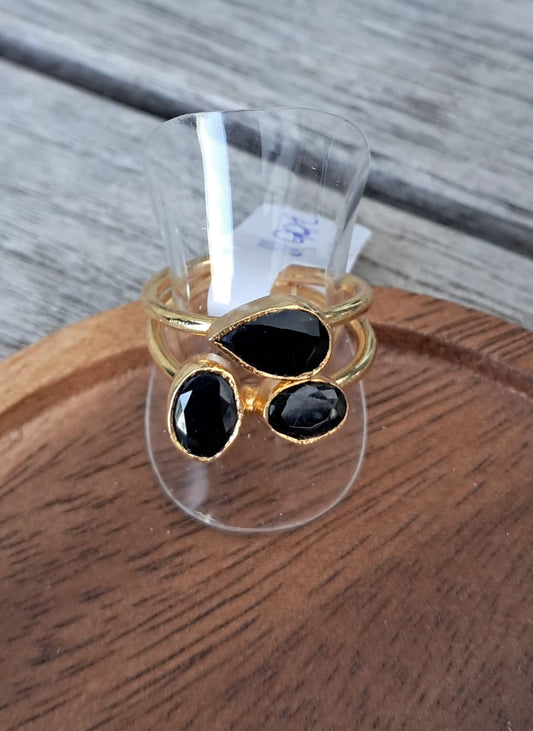 Verstelbare ring in goudkleur met 3 zwarte steentjes in verschillende vormen