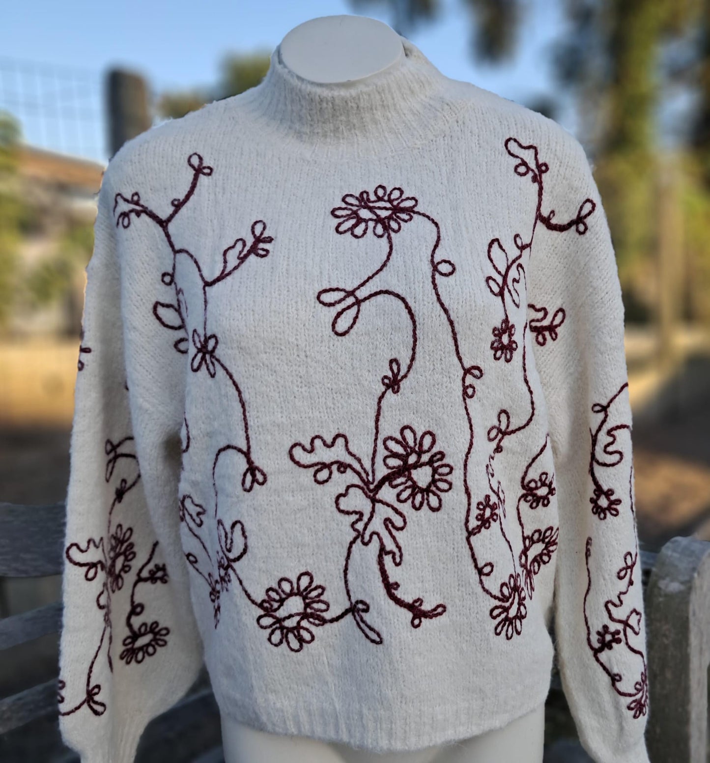 Zachte pull met bloemborduursel in bordeaux  TU