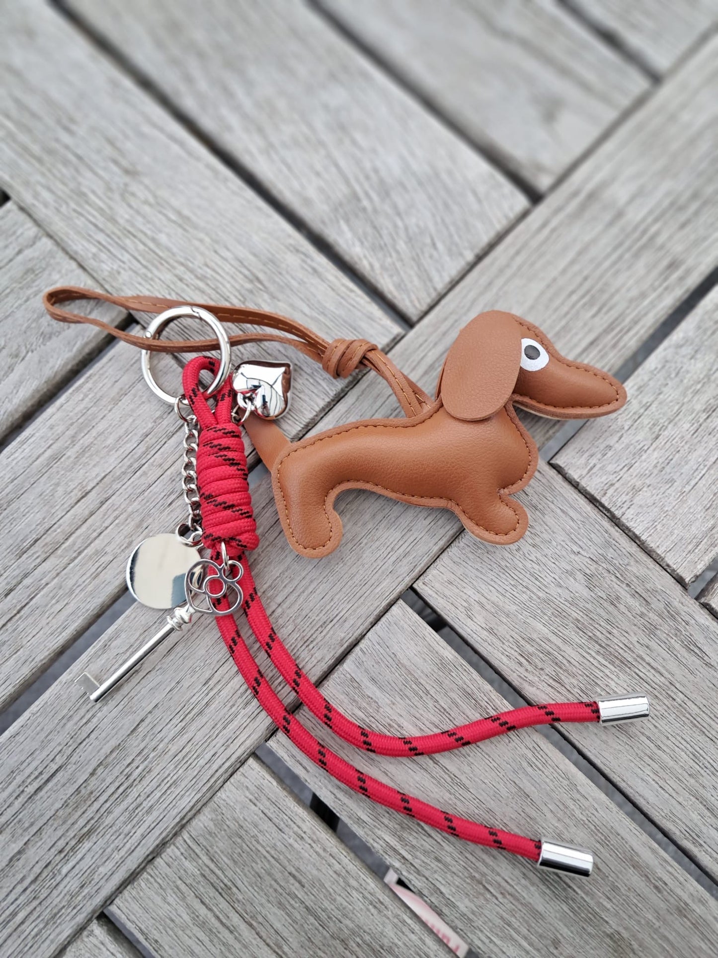 bag-charm bruin hondje met rood accent en hartje