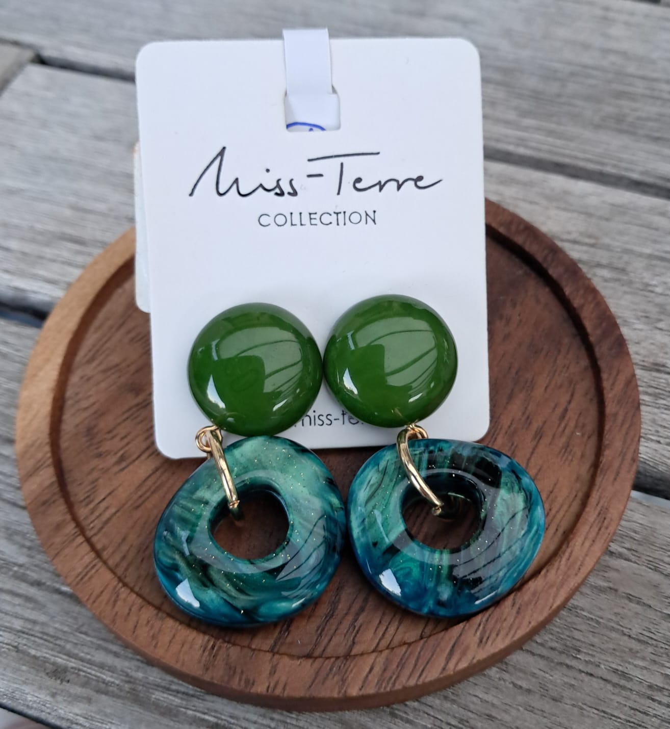 Oorbellen met blauw-, groen- en wittinten