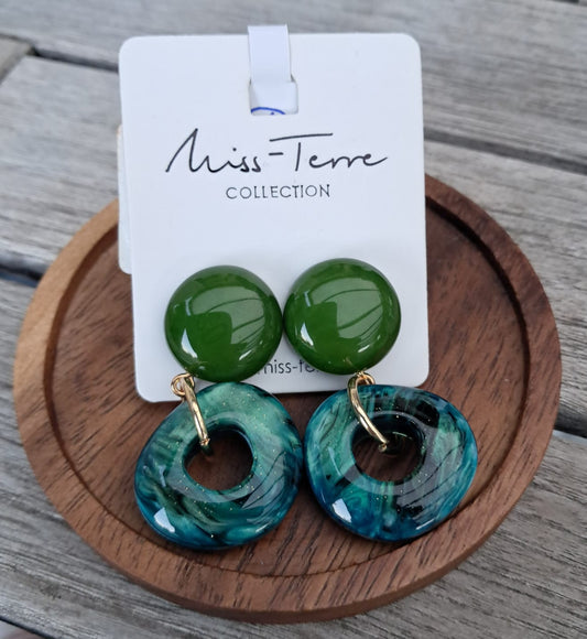 Oorbellen met blauw-, groen- en wittinten