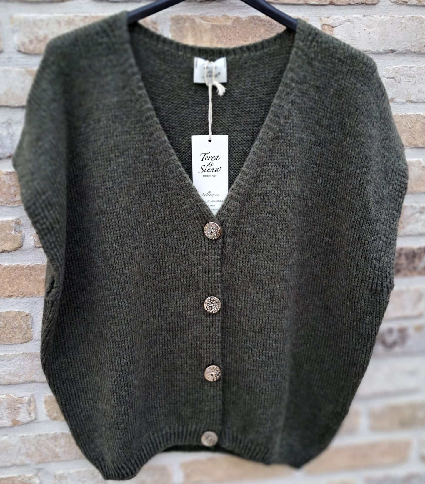 Grofgebreide, elegante mouwloze gilet met mooie sierknopen, in kaki of gebroken wit ( TU  36-44)