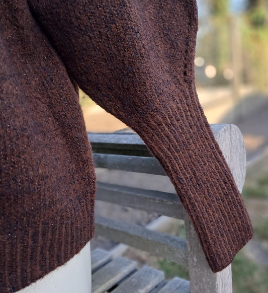 Warme, zachte pull in bruin met kleine opstaande kraag en speciale mouw. TU