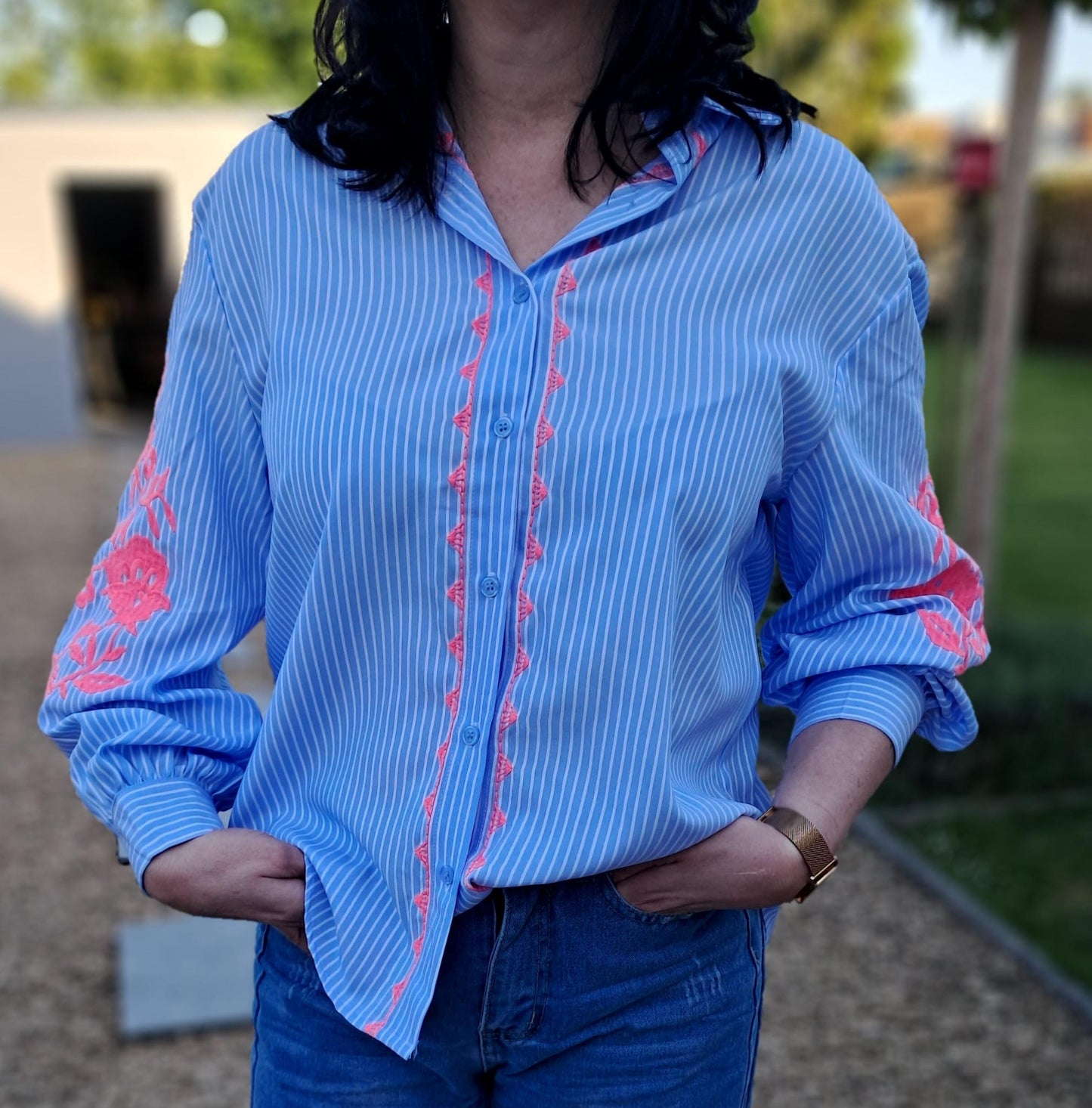 Gestreept hemd met fluo accent op mouw en knopenrij