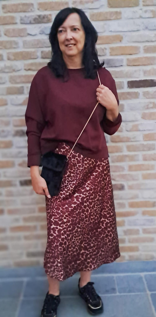 Satijnen rok in bordeaux, tijgerprint