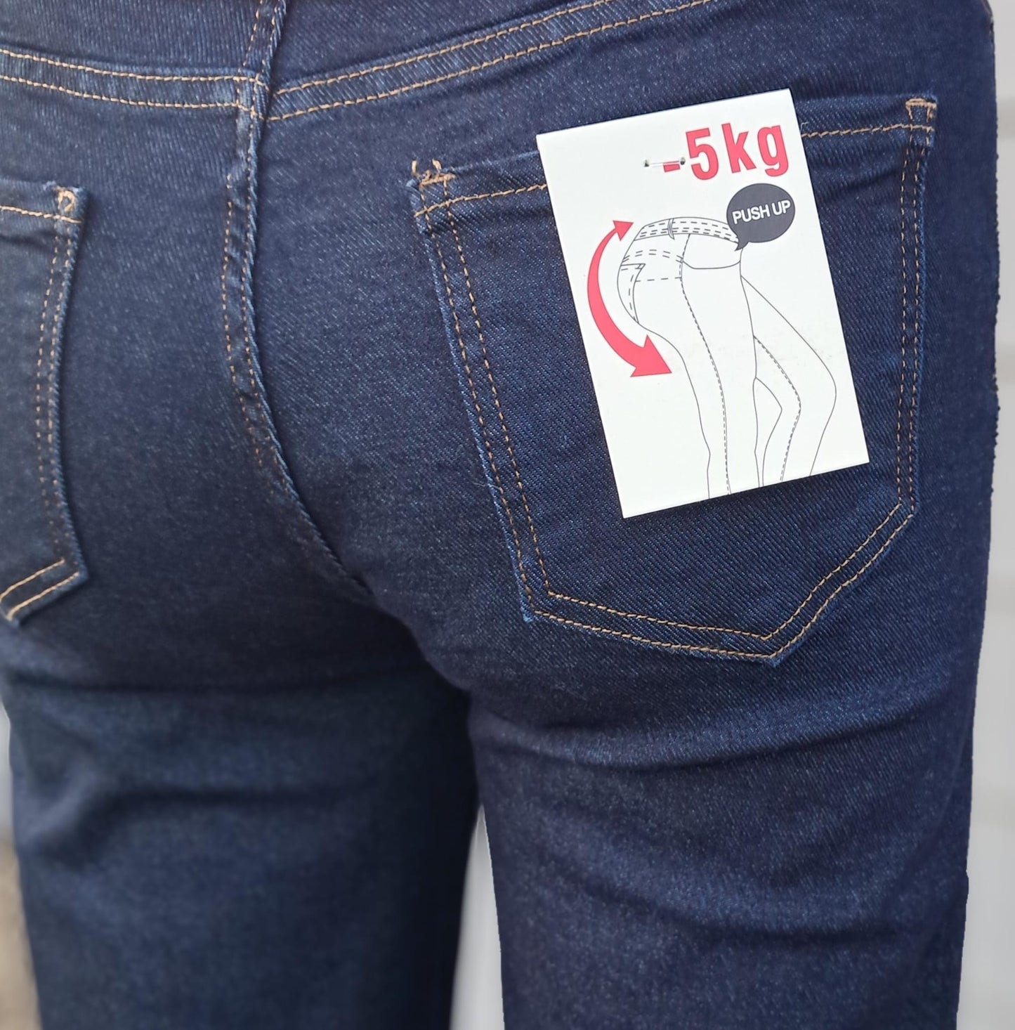 Mooie donkerblauwe (stretch)jeans met donkere strass-steentjes