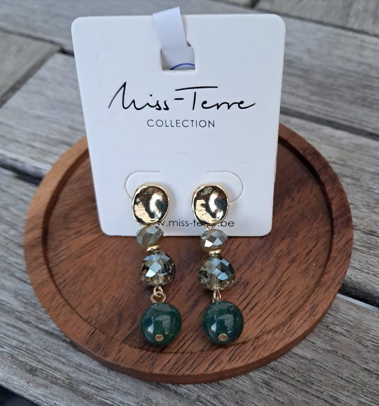 Elegante oorbellen met goudkleurige steker en 3 hangende kralen in grijs, blauwgrijs en donkergroen, perfect om je outfit een verfijnde touch te geven!