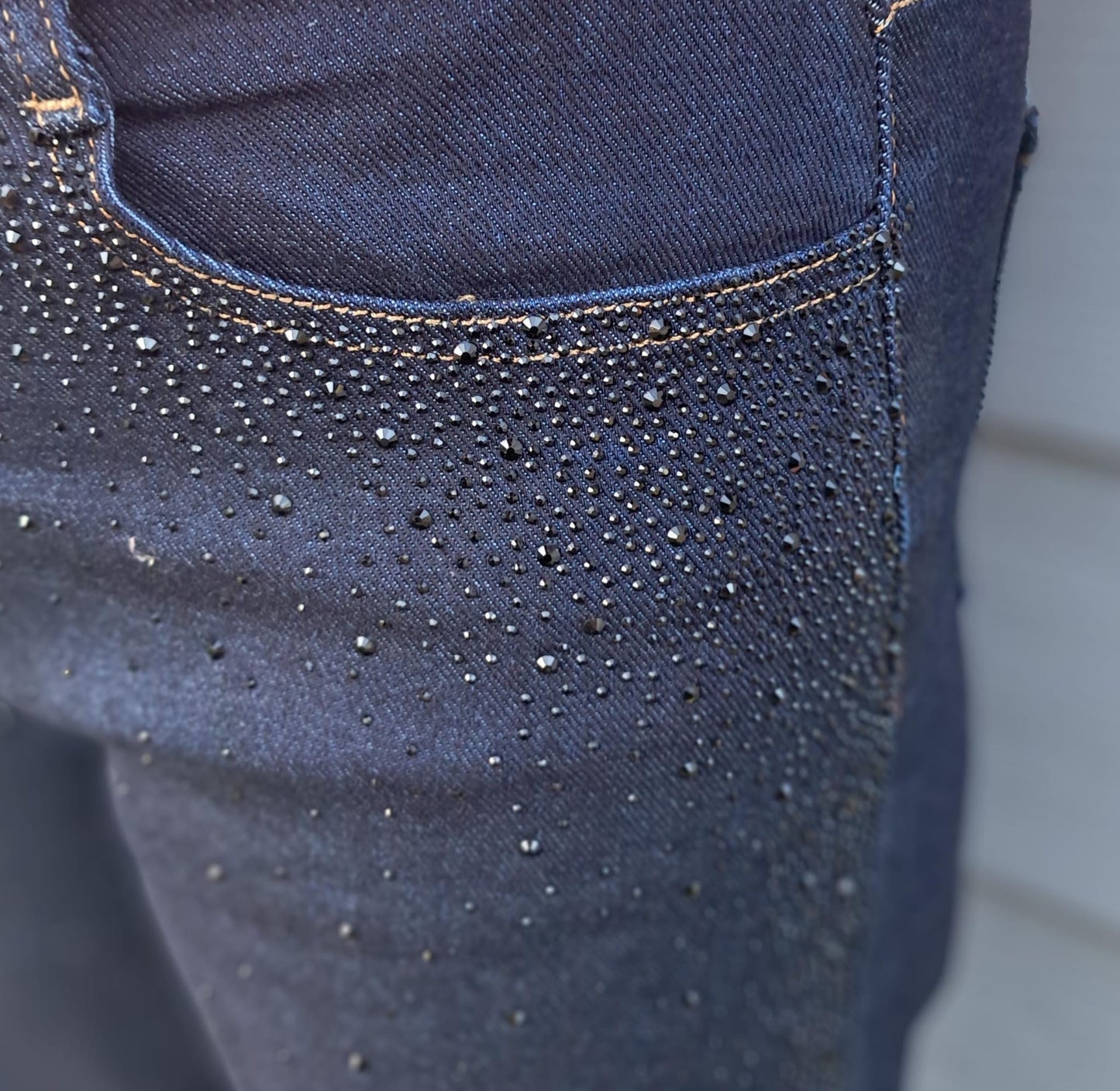 Mooie donkerblauwe (stretch)jeans met donkere strass-steentjes