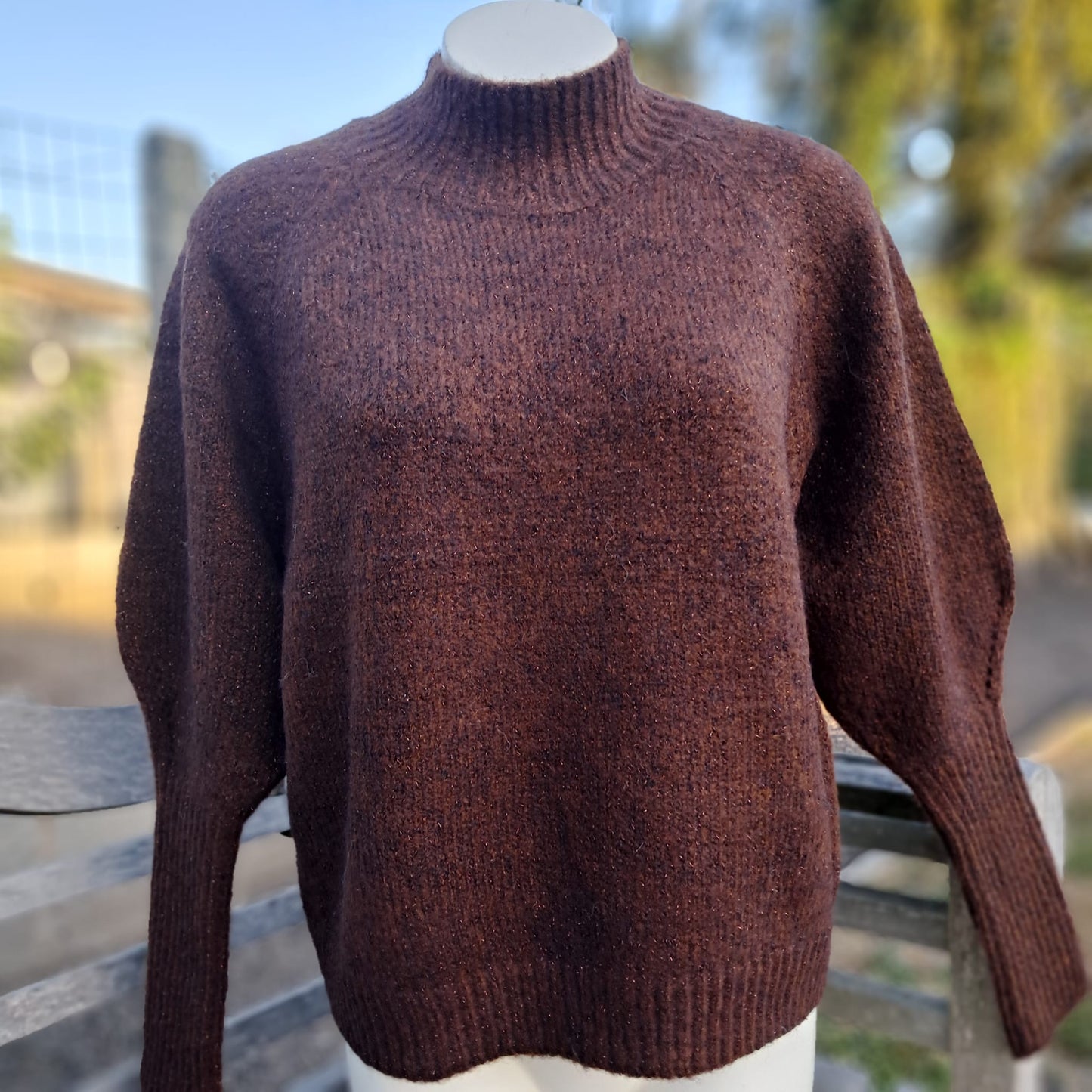 Warme, zachte pull in bruin met kleine opstaande kraag en speciale mouw. TU